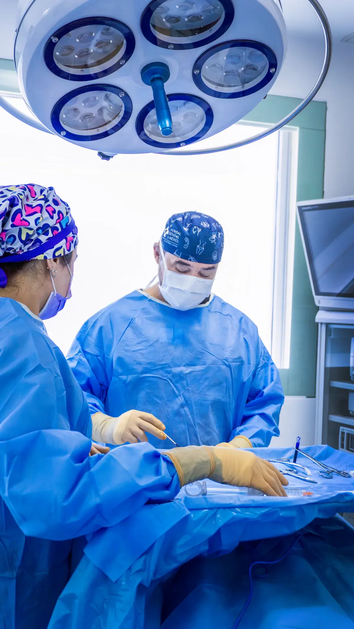 Dr. Quiroz operating at VIDA Wellness & Beauty