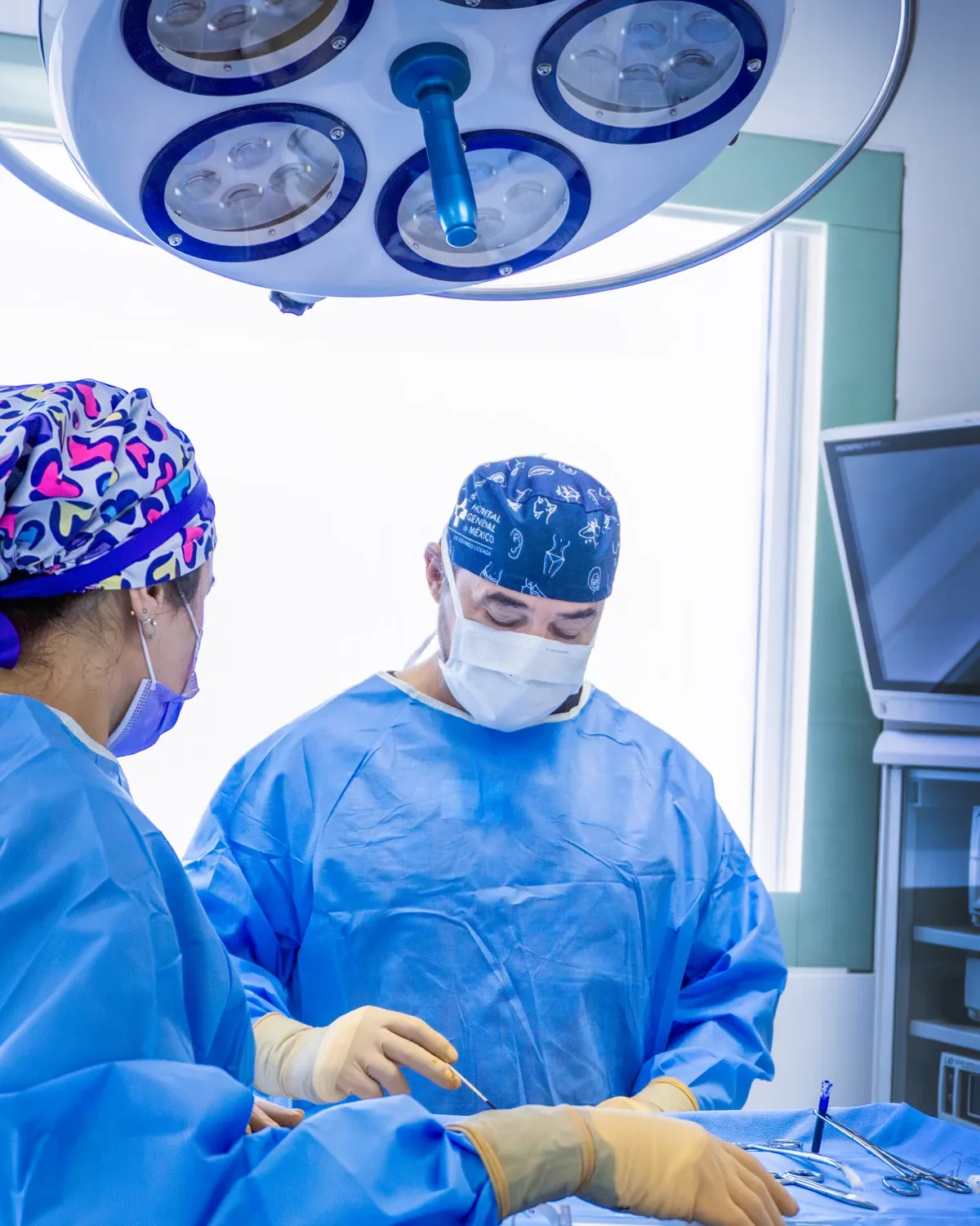 Dr. Alejandro Quiroz operating at VIDA Wellness & Beauty in Tijuana