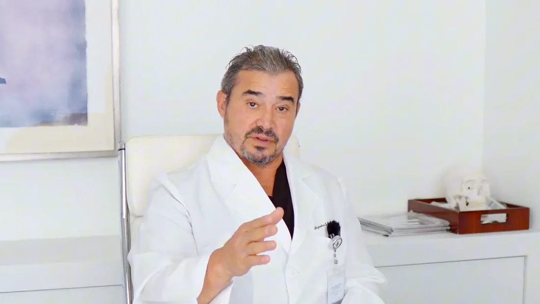 Dr. Quiroz on each lift, from threads to the deep plane